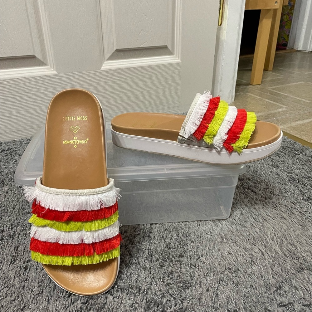 Minnetonka Lottie Moss Slides-Fun Fringe! Size 7 UNWORN